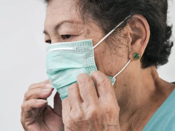 Aziatische Senior Vrouw Dragen Oorlus Masker Witte Achtergrond — Stockfoto