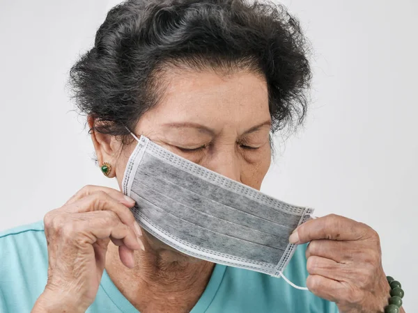 Asiática Senior Mujer Usando Earloop Máscara Blanco Fondo —  Fotos de Stock