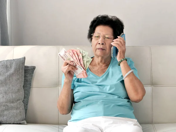 Asiatiska Senior Kvinna Som Håller Thailändska Baht Pengar Samtidigt Som — Stockfoto