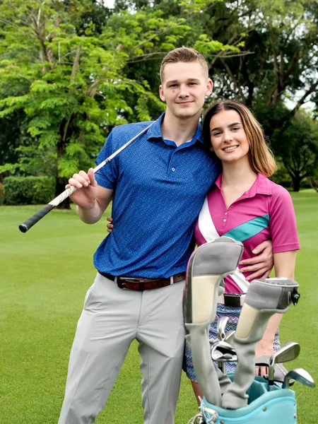 愉快的高尔夫球夫妇站在绿色 活动概念 — 图库照片