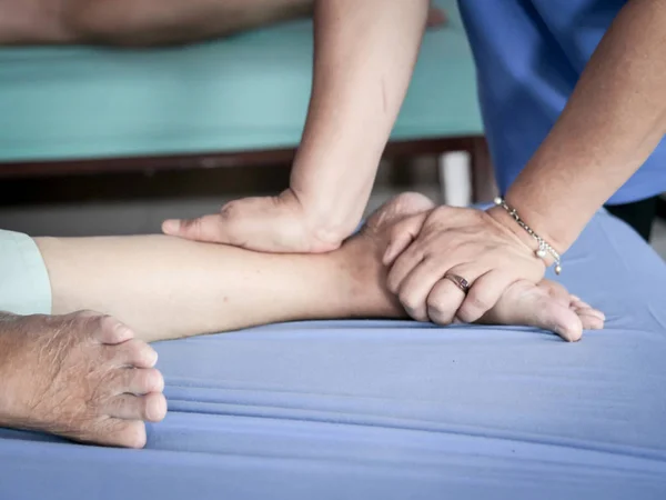 Senior Lady Having Body Legs Massage Therapist — Stock Photo, Image