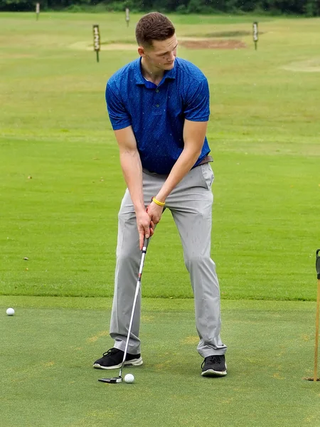 Golfista Feliz Jogando Golfe Campo Verde Conceito Estilo Vida — Fotografia de Stock