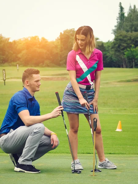 Golfista ensinar sua namorada como jogar golfe, estilo de vida conce — Fotografia de Stock