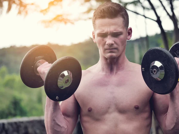 Fitness Krachtige Gespierde Man Tillen Gewichten — Stockfoto