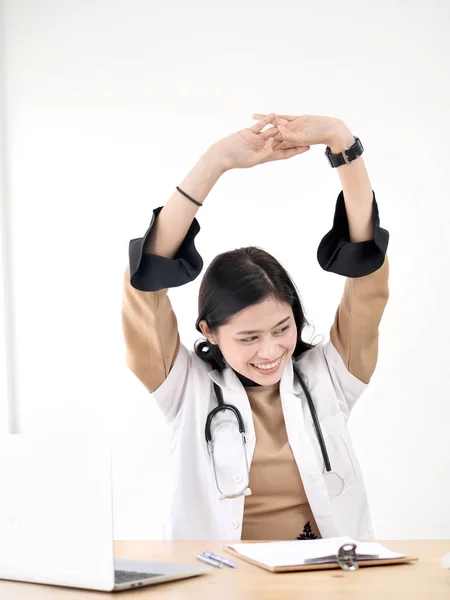 白い背景の上うつ病アジア医師の背中と肩の痛み — ストック写真