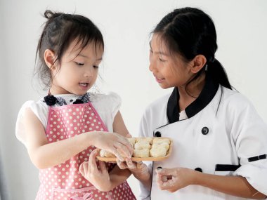 Gösterilen onun ev yapımı ekmek veya çörek, yaşam tarzı konsepti kızlar.
