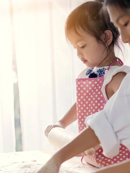 Motion Sfocatura Bambini Rotolamento Pasta Insieme Casa Concetto Stile Vita — Foto Stock