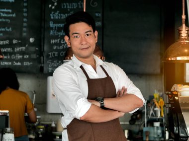 Bar, yaşam kavramı önüne geçti mutlu Asya barista kol.