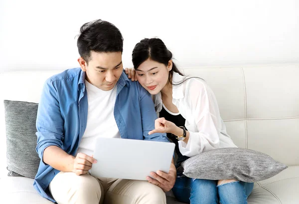 Feliz Casal Asiático Usando Laptop Casa Conceito Estilo Vida — Fotografia de Stock
