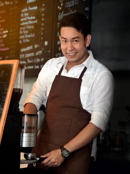 Kafede, yaşam kavramı çalışan mutlu Asya barista adam.