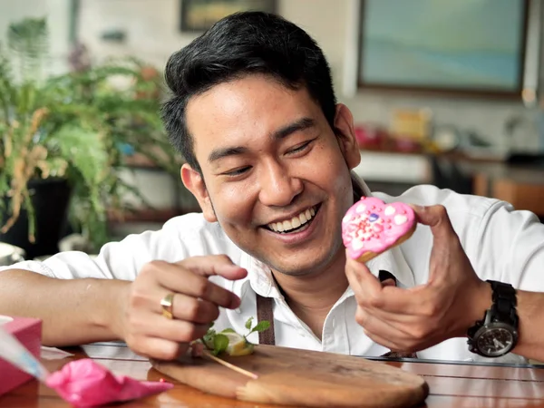 Feliz Asiático Hombre Decoración Valentine Cookie Casa —  Fotos de Stock