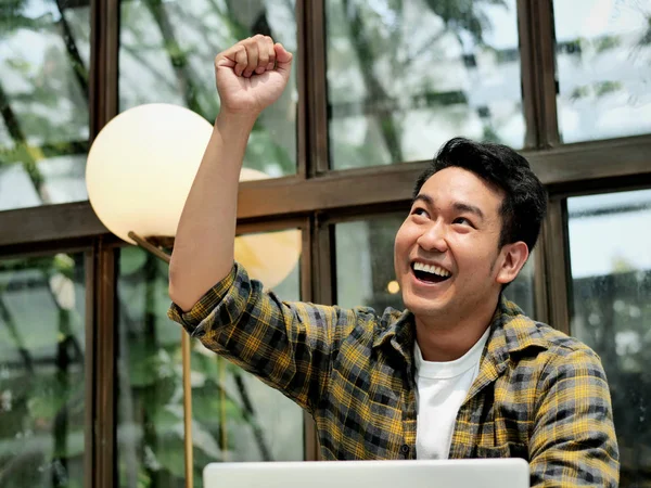 Empresário Asiático Feliz Levantando Braço Quando Sucesso Conceito Estilo Vida — Fotografia de Stock
