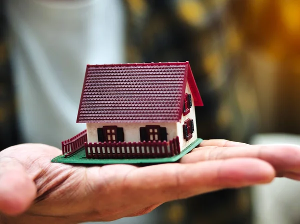 Modelo Casa Pequena Mão Conceitual — Fotografia de Stock