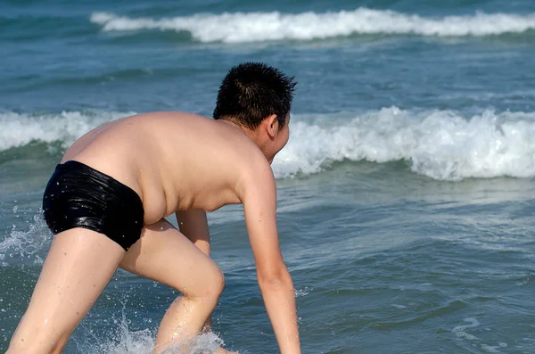 Asiatico Preteen Ragazzo Avendo Divertente Spiaggia Sole Giorno — Foto Stock