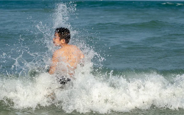 Felice Asiatico Ragazzo Avendo Divertente Spiaggia Sole Giorno — Foto Stock