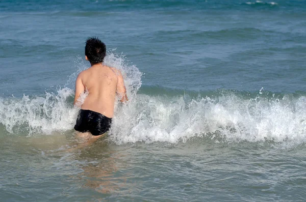 Glad Asiatiska Pojke Att Kul Stranden Soliga Dag — Stockfoto