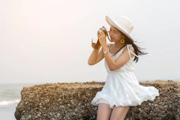 Asiatische Touristin Taking Photo Auf Die Strand — Stockfoto