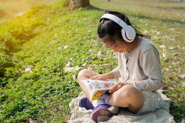 Asiatische Mädchen Mit Buch Und Kopfhörer Sitzen Park Freien — Stockfoto