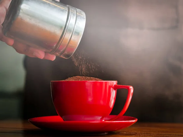 Hand Strössel Choklad Pulver Rött Kaffemugg — Stockfoto