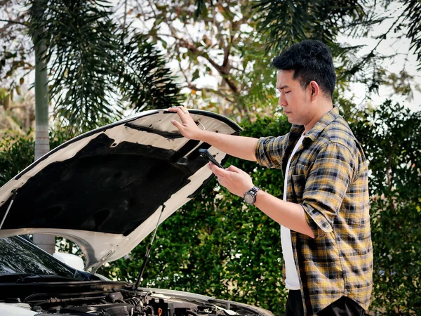 Azjatki Człowiek Dzwoni Merchanic Samochodu Jest Bardzo Zdenerwowany Ten Problem — Zdjęcie stockowe