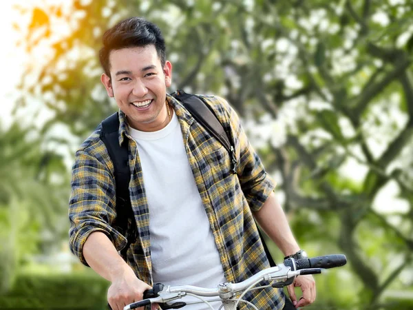 Homem Asiático Feliz Com Mochila Andar Bicicleta Com Fundo Árvore — Fotografia de Stock