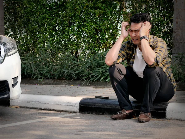 Estresado Hombre Asiático Con Problema Coche Sentado Camino Llorar Concepto —  Fotos de Stock