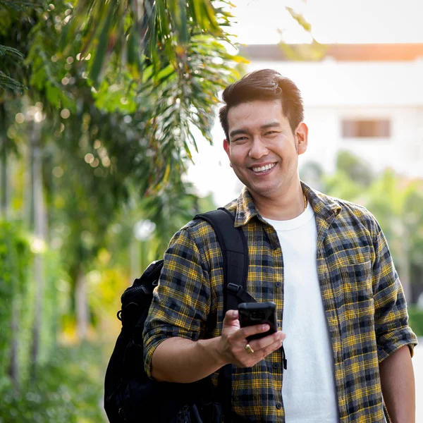 Turista Asiático Feliz Segurando Telefone Inteligente Para Encontrar Seu Alvo — Fotografia de Stock