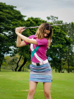 Golf oynarken golf yeşil alanı, spor yaşam tarzı kavramı.