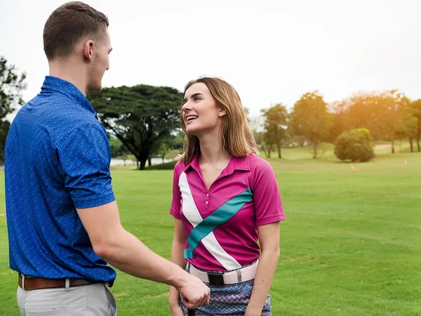 Pareja Golfista Hablando Juntos Campo Verde Concepto Estilo Vida —  Fotos de Stock