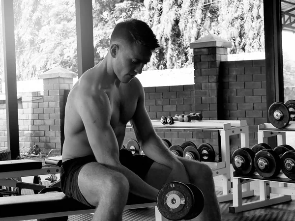 Fitness Poderoso Homem Muscular Levantando Pesos Preto Branco — Fotografia de Stock