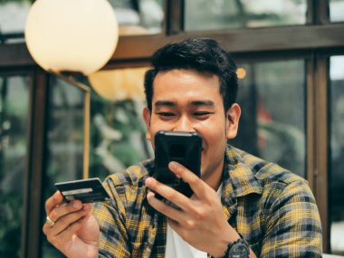 Asya adam yapma online banka havalesi, adam bir kredi kartı verileri, yaşam kavramı girerken tutar.