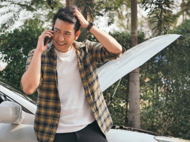 Asya adam araba merchanic arıyor ve bu sorun için çok üzgün.