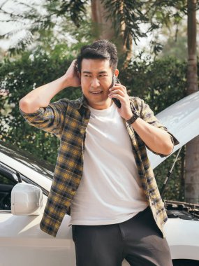 Asya adam araba merchanic arıyor ve bu sorun için çok üzgün.