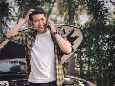 Asya adam araba merchanic arıyor ve bu sorun için çok üzgün.