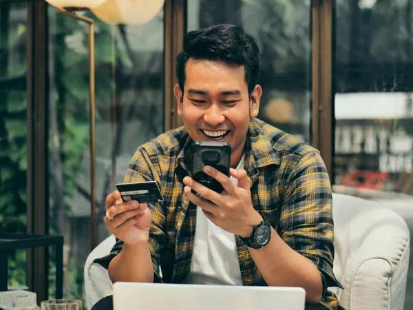 Asya adam yapma online banka havalesi, adam bir kredi kartı verileri, yaşam kavramı girerken tutar.