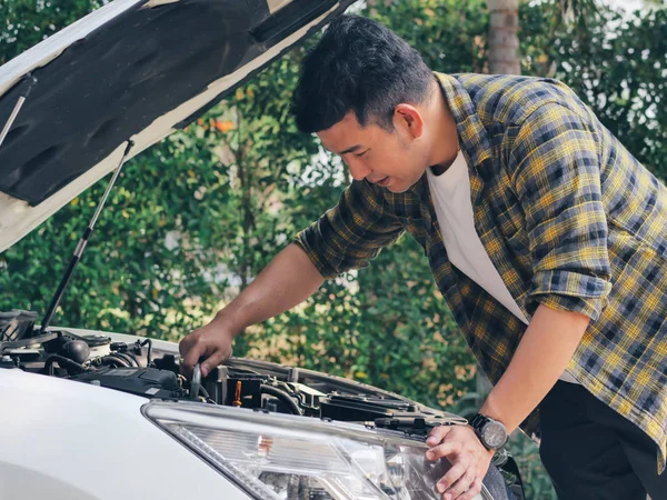 Asiático Homem Aberto Carro Capa Confira Seu Carro Conceito Estilo — Fotografia de Stock