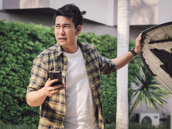 Asya adam araba merchanic arıyor ve bu sorun için çok üzgün.