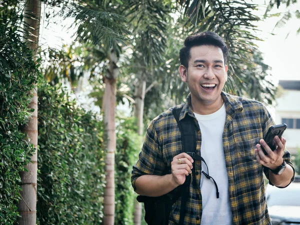 Homem Asiático Feliz Com Mochila Segurando Smartphone Conceito Estilo Vida — Fotografia de Stock