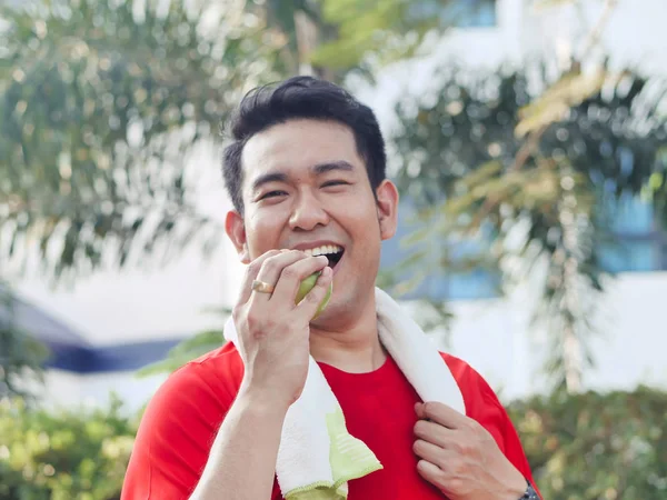 Feliz Asiático Esporte Homem Com Maçã Verde Sua Mão Livre — Fotografia de Stock
