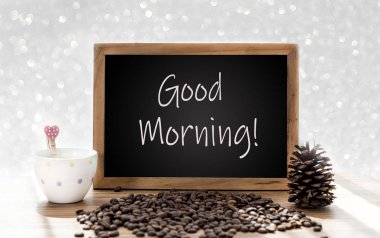 Günaydın kahve kupa ve kahve çekirdeği dekorasyonu ile kara tahta üzerinde kelime