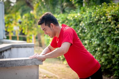 Mutlu Asya spor adam push up açık parkta.