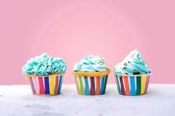 Pérola Aniversário Cupcake Com Creme Manteiga Gelo Wiht Fundo Rosa — Fotografia de Stock