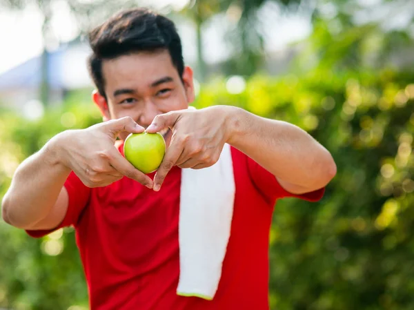 Feliz Asiático Esporte Homem Segurando Maçã Verde Forma Coração Amo — Fotografia de Stock