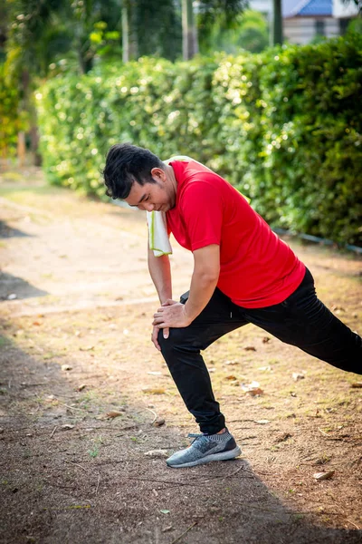 Glad Asiatiska Sport Man Doning Övning Parken Utomhus — Stockfoto