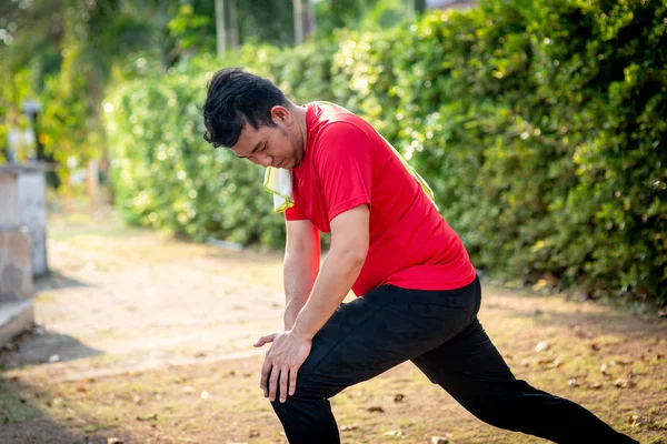 Азиатский Мужчина Делает Упражнения Парке Открытым Небом — стоковое фото