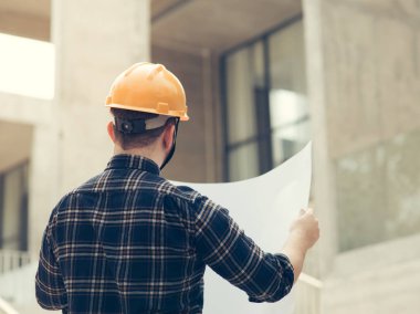 Arka bina ile mühendis holding blueprint arkası.
