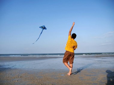Şişman çocuk uçurtma sahilde yaz yaşam tarzı kavramı oynamak.