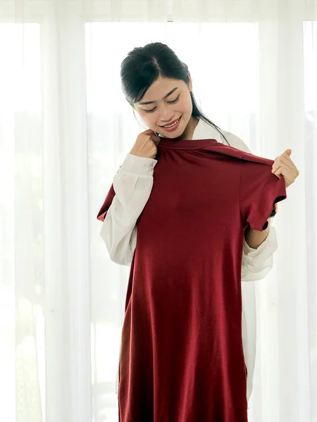 Mujer Asiática Feliz Mostrando Nuevo Vestido Acaba Recibir Del Servicio — Foto de Stock