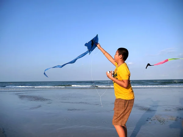 Fat Boy Spelen Kite Het Strand Zomer Levensstijl Concept — Stockfoto