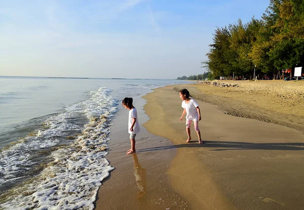 Happy Asian Children Enjoing Beach Morning — Stock Photo, Image